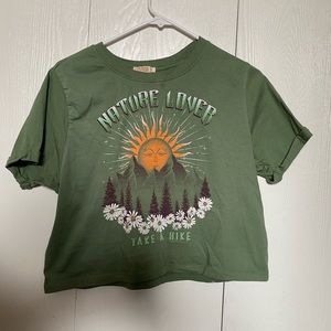 Green cropped “nature lovers” graphic t shirt. Size S